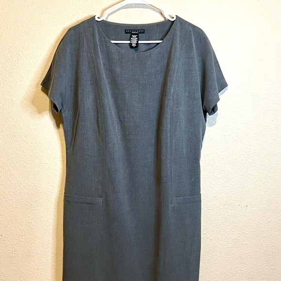 Essentials Dresses & Skirts - Apostrophe Essentials Charcoal Midi Dress
Front pockets. Size 14